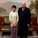 16. juni: Kong Harald tar i mot fredsprisvinner Aung San Suu Kyi i audiens på Slottet. Dronning Sonja og Kronprins Haakon er også til stede under audiensen (Foto: Lise Åserud / NTB scanpix)